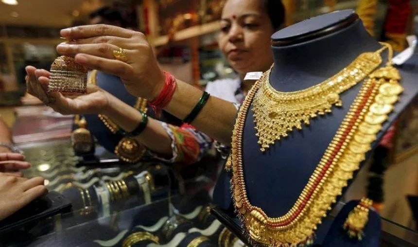 Weekly Wrap-up: Gold हुआ 400 रुपए सस्ता, चांदी की कीमतों में आई 950 रुपए की गिरावट- India TV Paisa