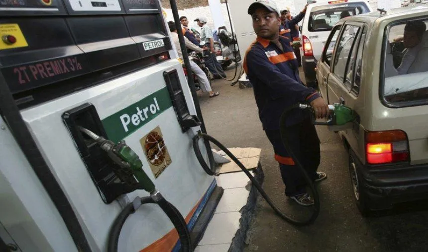 Dealer Commission: पेट्रोल के दाम 14 पैसे लीटर बढ़े, डीजल की कीमतों 10 पैसे की बढ़ोतरी- India TV Paisa