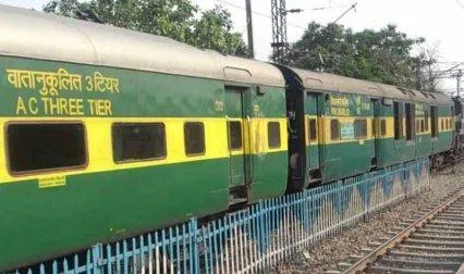 त्योहारों पर भारतीय रेल ने यात्रियों को दिया तोहफा, इन Routes पर चलेंगी 32 Special Trains- India TV Paisa