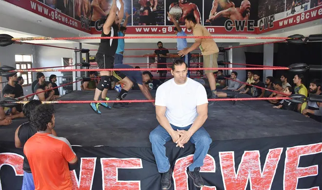 american wrestlers create ruckus at the great khali...- India TV Hindi