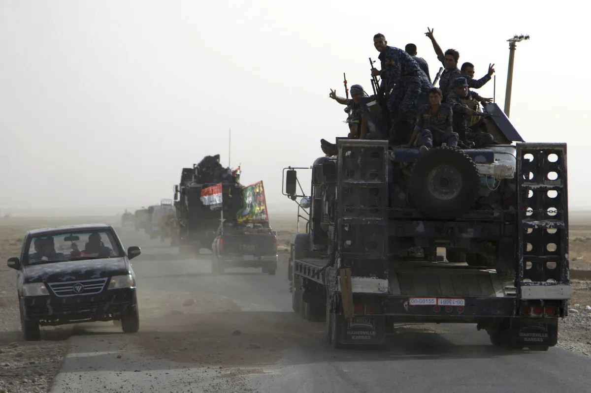 Iraqi soldiers in convoy of Iraqi military vehicle- India TV Hindi