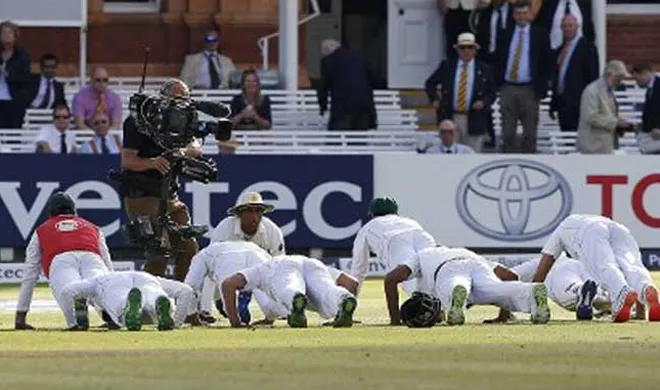 pakistani-cricketers-push-ups- India TV Hindi