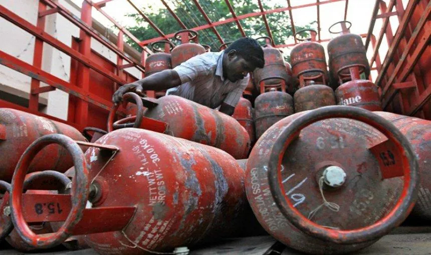 Inflation Attack: पेट्रोल के बाद सब्सिडी वाला LPG सिलेंडर हुआ 2 रुपए महंगा, दिल्&zwj;ली में नई कीमत हुई 427.09 रुपए- India TV Hindi