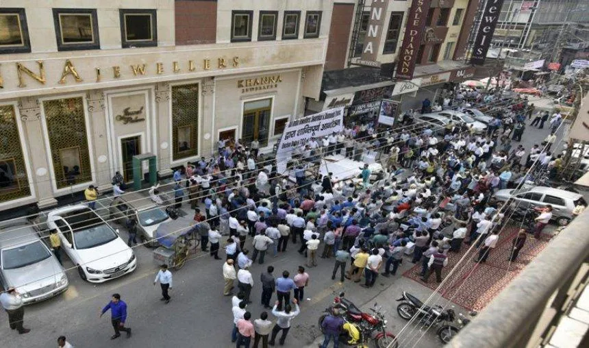दिल्ली के सर्राफा कारोबारियों ने आयकर विभाग के छापे का किया विरोध, नहीं खोली दुकानें- India TV Paisa