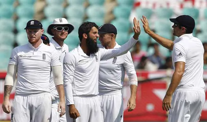 Moeen Ali clebrates with team mates on day 2 - India TV Hindi