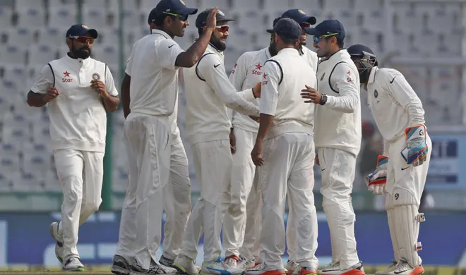 Indian cricketers celebrate the dismissal of England's Joe...- India TV Hindi