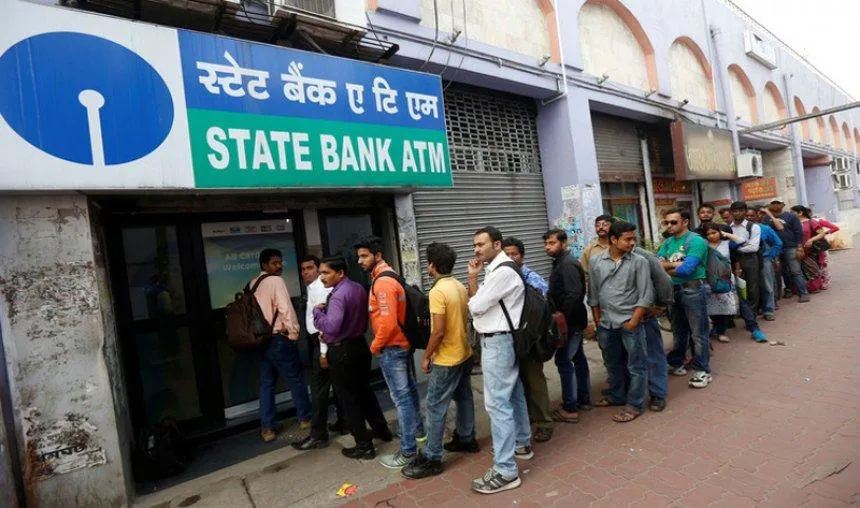 बैंक अकाउंट में आ गई है सैलरी, कैश निकालने के लिए आप आजमा सकते हैं इन तरीकों को- India TV Paisa