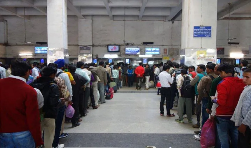 छोटे नोटों की कमी से जूझ रही है रेलवे, बैंकों से मांगी मदद- India TV Paisa