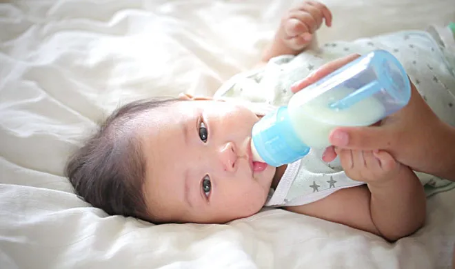 baby drinking milk- India TV Hindi