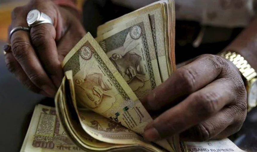 Last Chance: आज आधी रात के बाद कहीं नहीं चलेगा 500 रुपए का पुराना नोट, 30 दिसंबर तक बैंकों में करा सकते है जमा- India TV Paisa