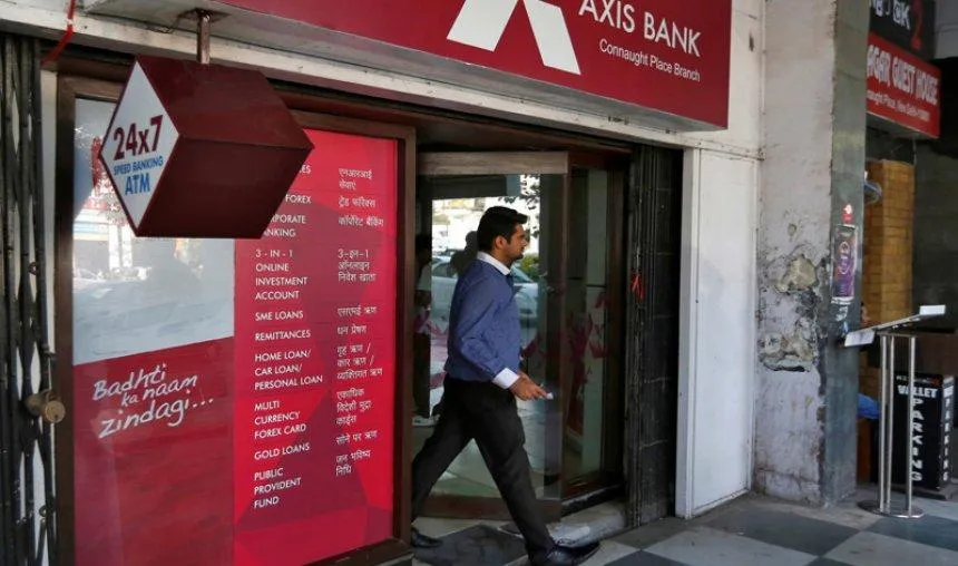 नोटबंदी: एक्सिस बैंक ने कुछ सर्राफा कारोबारियों के खातों पर लगाई रोक, गड़बड़ी की आशंका- India TV Paisa