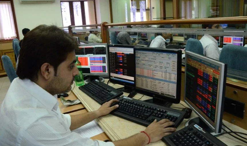 शेयर बाजार लगातार दूसरे दिन लुढ़के, सेंसेक्स 98 अंक गिरकर बंद, निफ्टी के 50 में से 32 शेयर टूटे- India TV Paisa