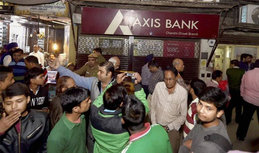 कुछ संदिग्‍ध खातों पर Axis Bank ने लगाई अस्‍थाई रोक, FIU को भेजी ऐसे लेन-देन की रिपोर्ट- India TV Paisa