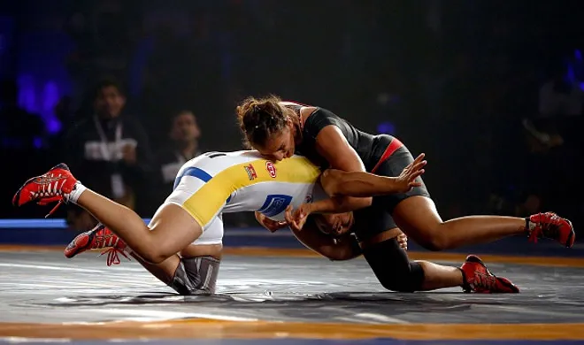 Geeta Phogat and Sakshi Malik during Pro Wrestlin League |...- India TV Hindi