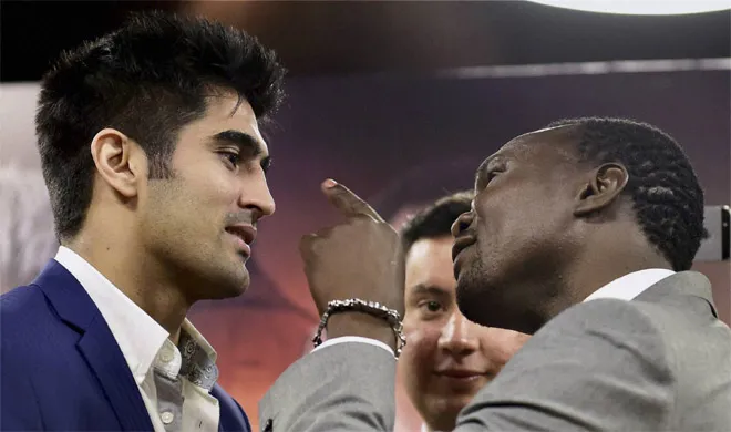 Indian boxing star Vijender Singh (L) with Francis Cheka |...- India TV Hindi