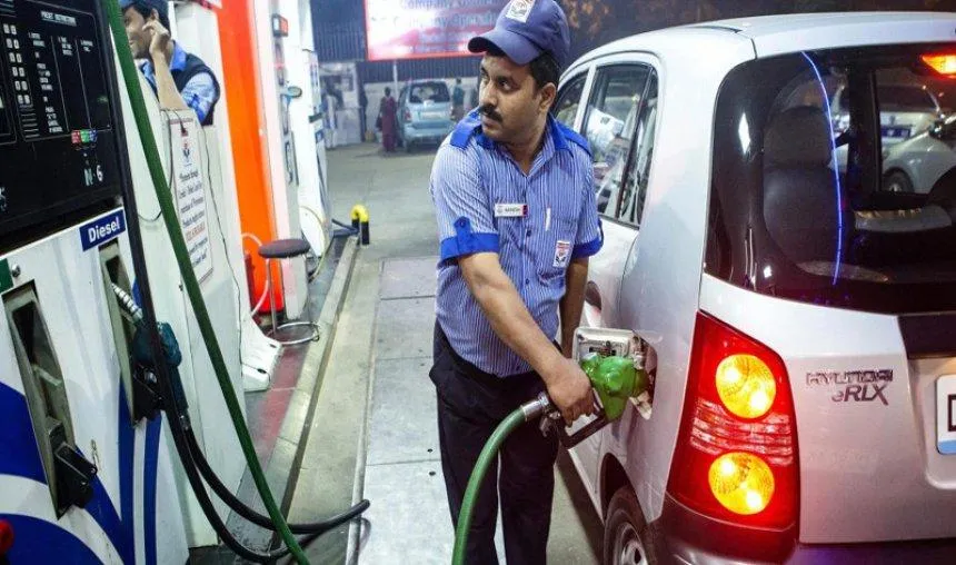 नए साल पर महंगाई का पहला झटका, पेट्रोल 1.29 रुपए और डीजल 97 पैसे हुआ महंगा- India TV Paisa