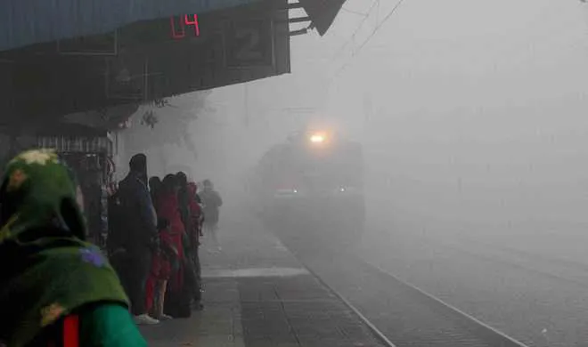 dense fog in ncr region delays 32 trains 2 cancelled- India TV Hindi