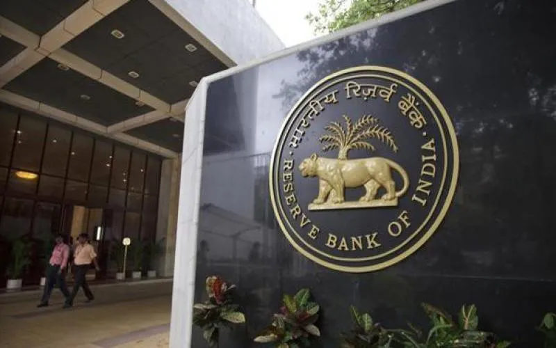 RBI ने कुछ बैंक खातों से पैसा निकालने पर लगाया प्रतिबंध, ब्‍लैकमनी को व्‍हाइट करना होगा अब मुश्किल- India TV Paisa