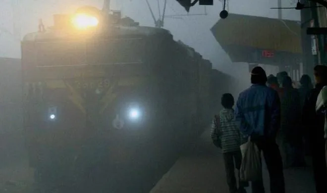 train-in-fog- India TV Hindi