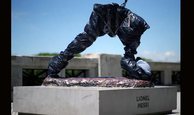 lionel messi statue vandalised in Buenos Aires- India TV Hindi