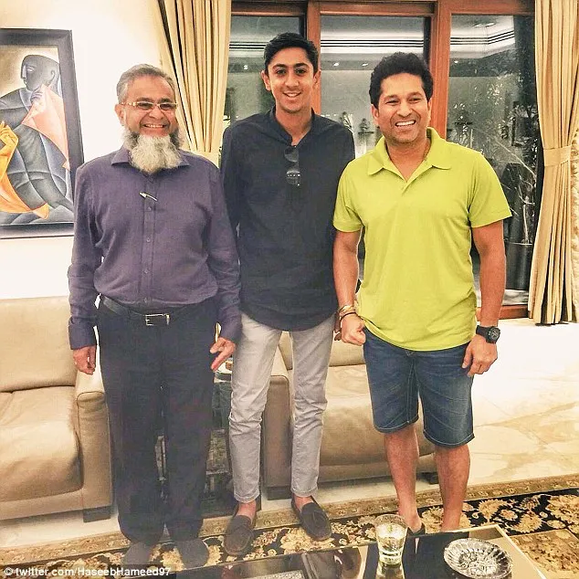 Hameed  with childhood hero Sachin Tendulkar- India TV Hindi