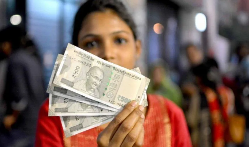 एक अमेरिकी डॉलर के मुकाबले भारतीय रुपया मंगलवार को 8 पैसा कमजोर होकर 64.63 पर खुला- India TV Paisa