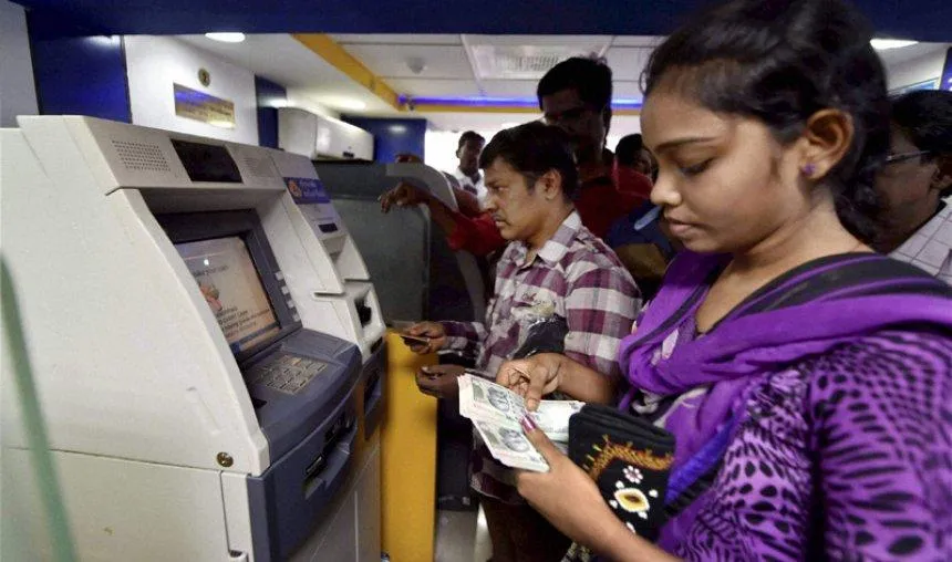 RBI ने चालू खाताधारकों के लिए ATM से पैसे निकालने की सीमा हटाई, बचत खाताधारकों के लिए जारी रहेंगे पुराने नियम- India TV Paisa