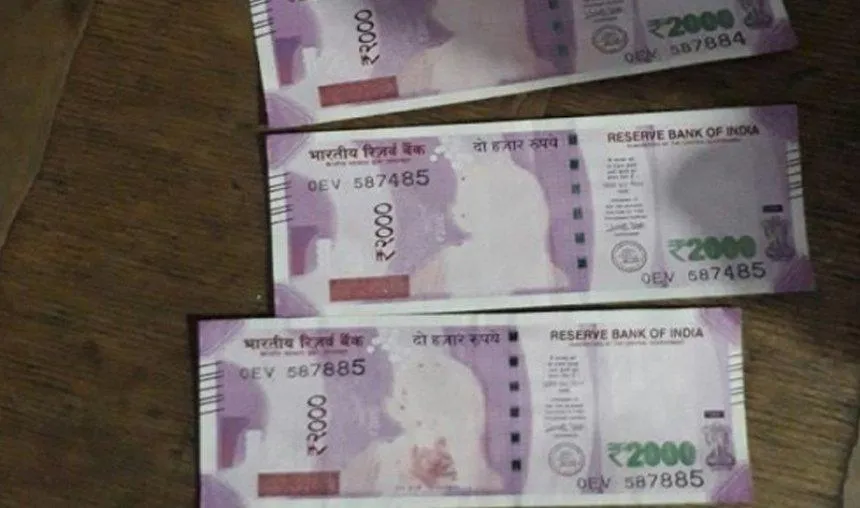 लोगों को मिले बिना गांधीजी की फोटो वाले 2000 रुपए के असली नोट, बैंक अधिकारी करेंगे जांच- India TV Paisa