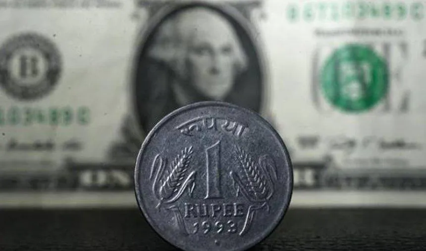 एक अमेरिकी डॉलर के मुकाबले भारतीय रुपया 2 पैसे की मामूली मजबूती के साथ 67.93 पर खुला- India TV Paisa