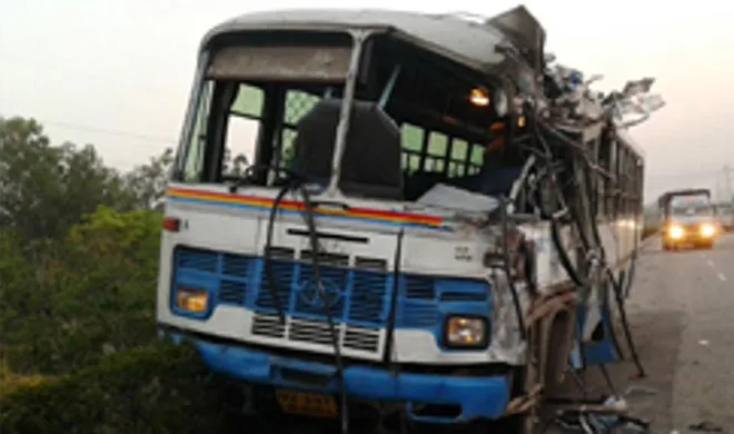 bus and tractor collide in chattisgarh 4 dead 26 injured- India TV Hindi