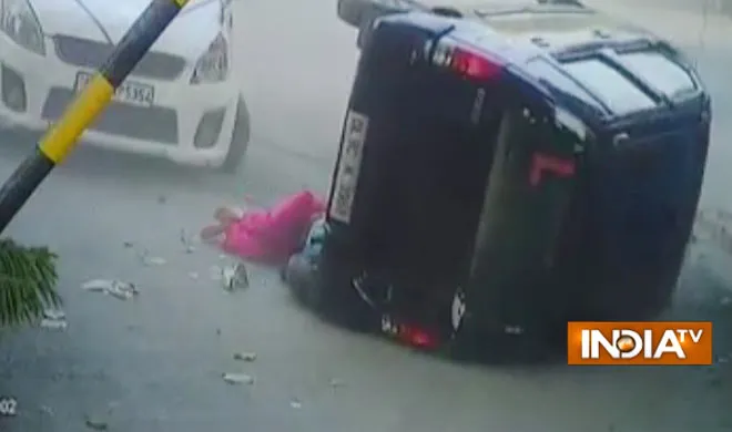video delhi road rash  cctv footage- India TV Hindi
