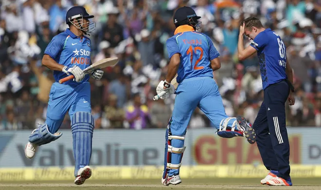 MS Dhoni and Yuvraj Singh | AP Photo- India TV Hindi