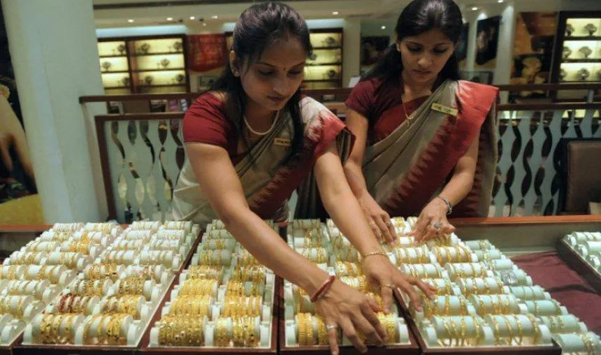 सोने में बढ़ी ज्वैलर्स की खरीदारी, चांदी हुई 250 रुपए और महंगी- India TV Paisa