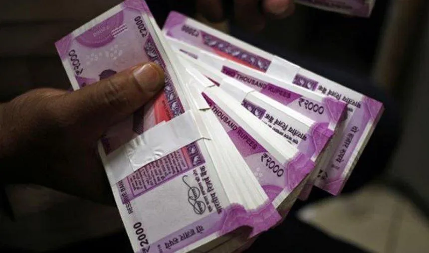 एक अमेरिकी डॉलर के मुकाबले भारतीय रुपया बुधवार को 3 पैसा मजबूत होकर 64.60 पर खुला- India TV Paisa