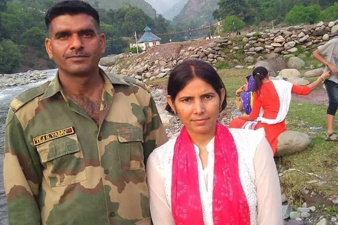 Tej Bahadur with wife- India TV Hindi