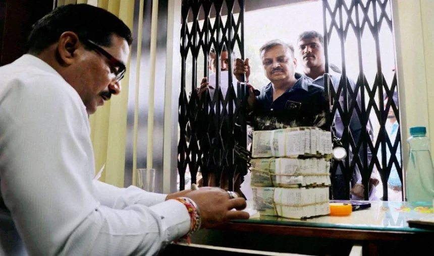 आज से अपना ही पैसा निकालने पर बैंक वसूलेंगे मोटी फीस, जानिए क्या कहते है नए नियम- India TV Paisa