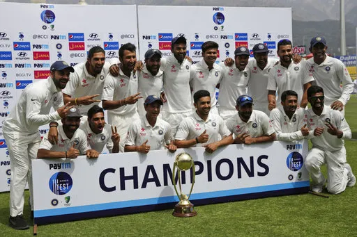 Team India with border-gawaskar trophy- India TV Hindi
