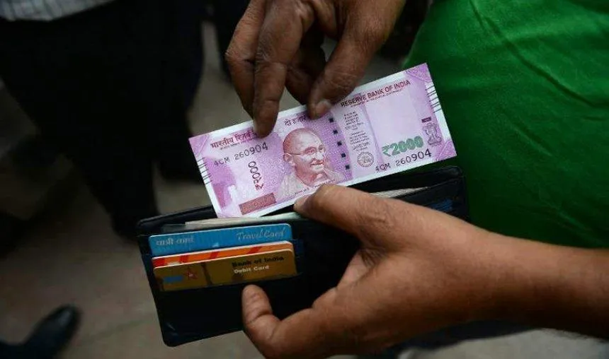 ATM मशीनों को छोटे नोट निकालने लायक बनाने में जुटे बैंक, 2000 का नोट बंद होने का शक- India TV Paisa