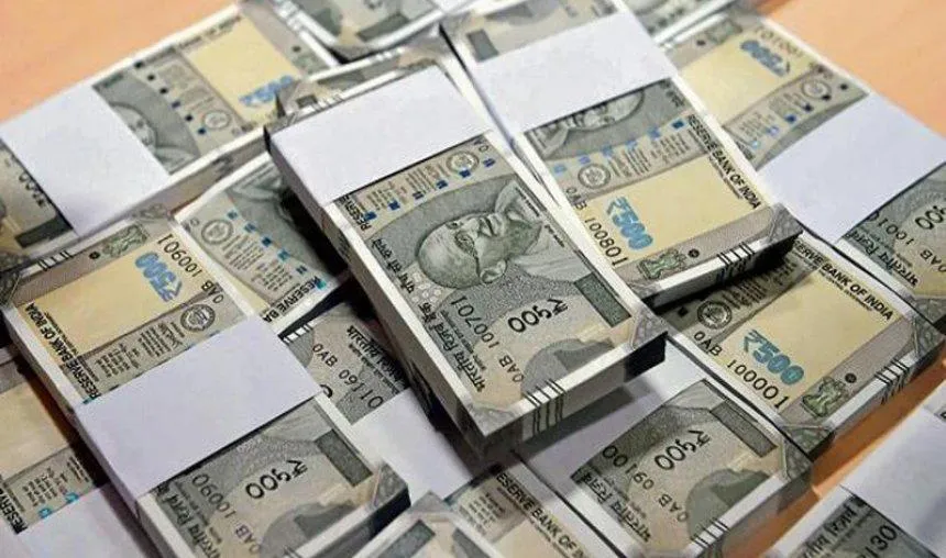 एक अमेरिकी डॉलर के मुकाबले भारतीय रुपया गुरुवार को 5 पैसा मजबूत होकर 64.05 पर खुला- India TV Paisa