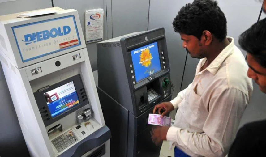 Cashless India: एटीएम से पैसा निकालना होगा महंगा, विड्रॉल चार्ज बढ़ाने की तैयारी में बैंक- India TV Paisa