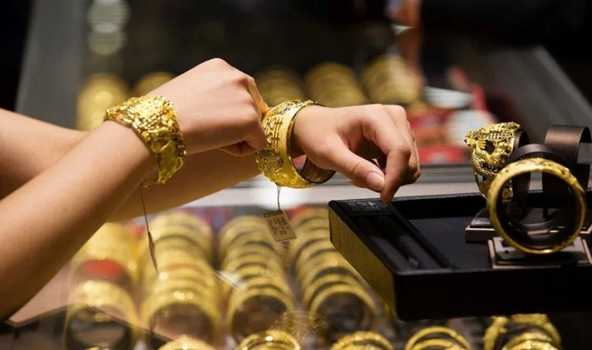 Gold हुआ Bowled! 7 दिनों में 1050 रुपए सस्ता हुआ सोना, चांदी की कीमतों में 2120 रुपए की भारी गिरावट- India TV Paisa