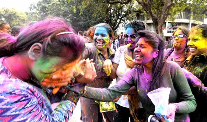 du hostels bar girls from stepping out on holi- India TV Hindi