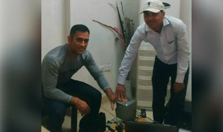 UIDAI ने सेलिब्रिटीज के आधार रजिस्ट्रेशन को लेकर किया सतर्क, हस्तियों के साथ सेल्फी लेने से बचने की दी सलाह- India TV Hindi