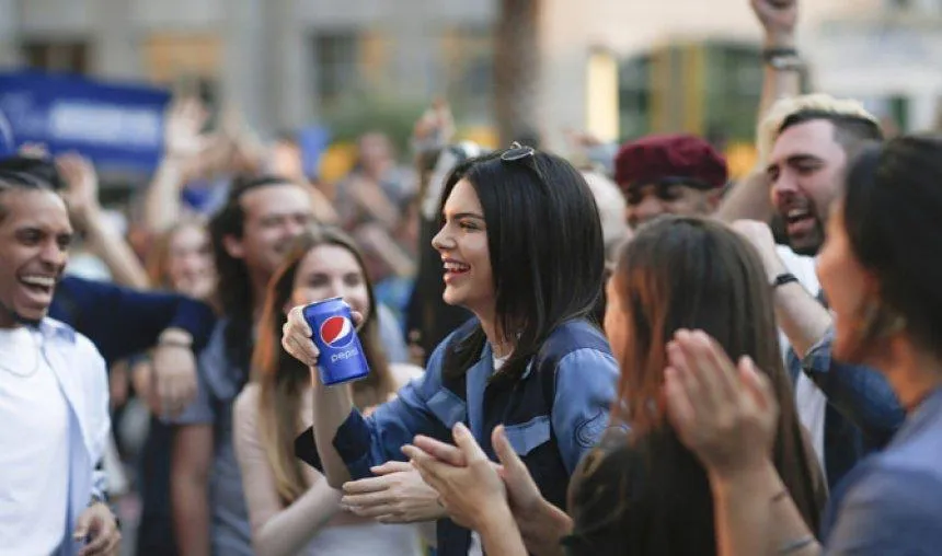 Pepsi ने विवादास्पद विज्ञापन पर मांगी माफी, ‘ब्लैक लाइव्ज मैटर’ आंदोलन को गलत तरीके से दिखाने का आरोप- India TV Paisa