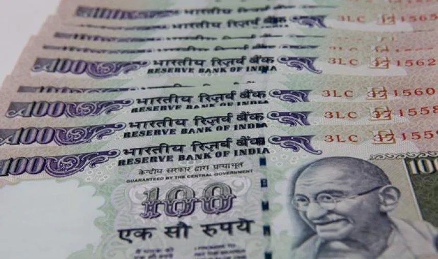 एक अमेरिकी डॉलर के मुकाबले भारतीय रुपया मंगलवार को 4 पैसा मजबूत होकर 64.32 पर खुला- India TV Paisa
