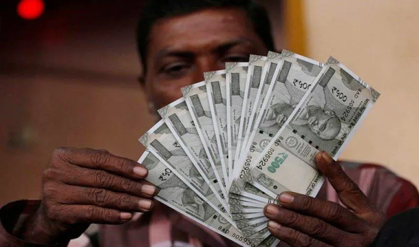 एक अमेरिकी डॉलर के मुकाबले भारतीय रुपया मंगलवार को 6 पैसा मजबूत होकर 64.18 पर खुला- India TV Paisa