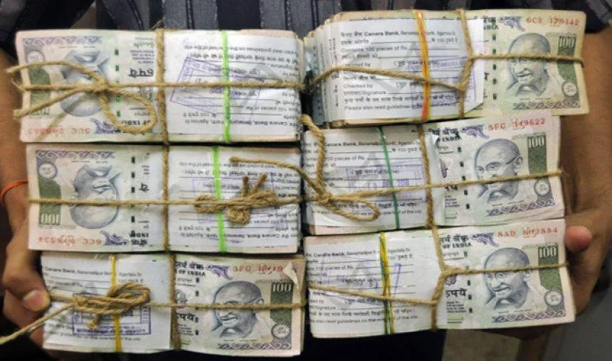 अधिकारियों पर आयकर विभाग के छापे, 20 करोड़ रुपए का कालाधन पकड़ा- India TV Paisa
