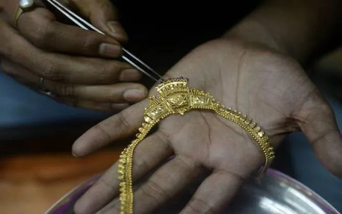 Gold weakens further : सोने में आई और गिरावट, चांदी का भाव 42,000 के स्‍तर से नीचे आया- India TV Paisa