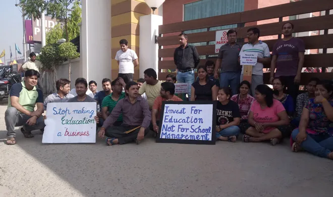 Parents Protest- India TV Hindi
