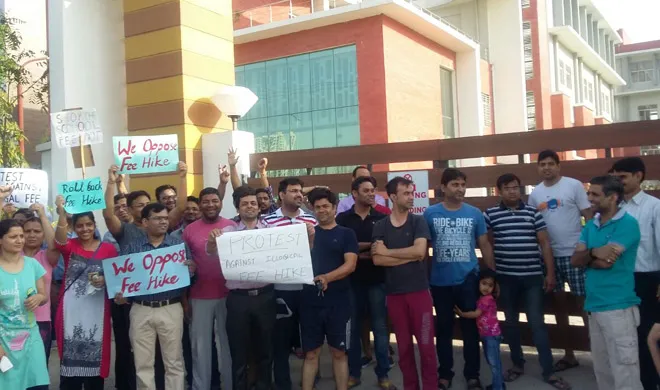Protest against indirapuram public school- India TV Hindi